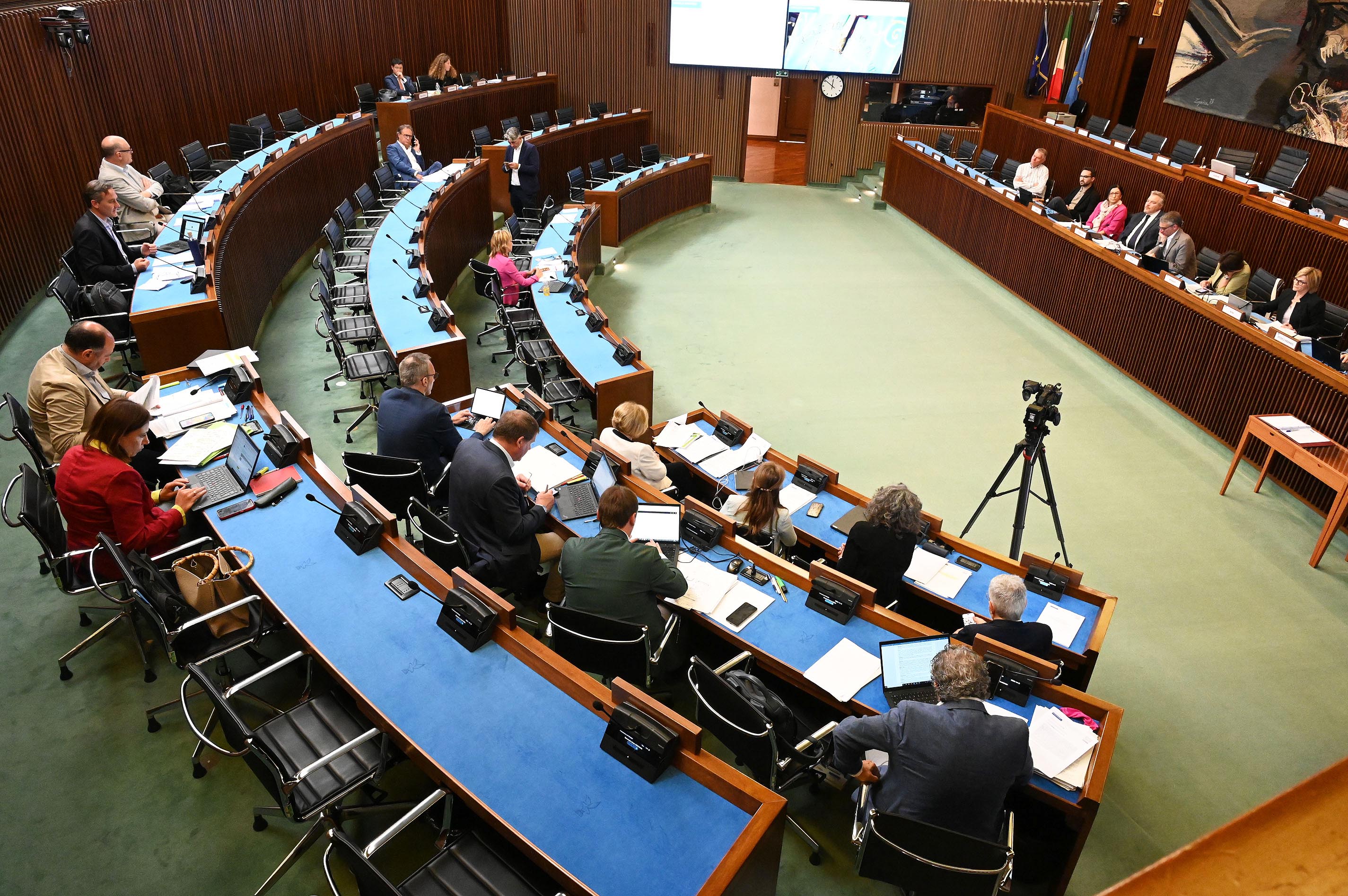 PROVINCE/2. OK V COMM ARTT 1-4, CSX CONTESTA SU OBIETTIVI E STRANIERI